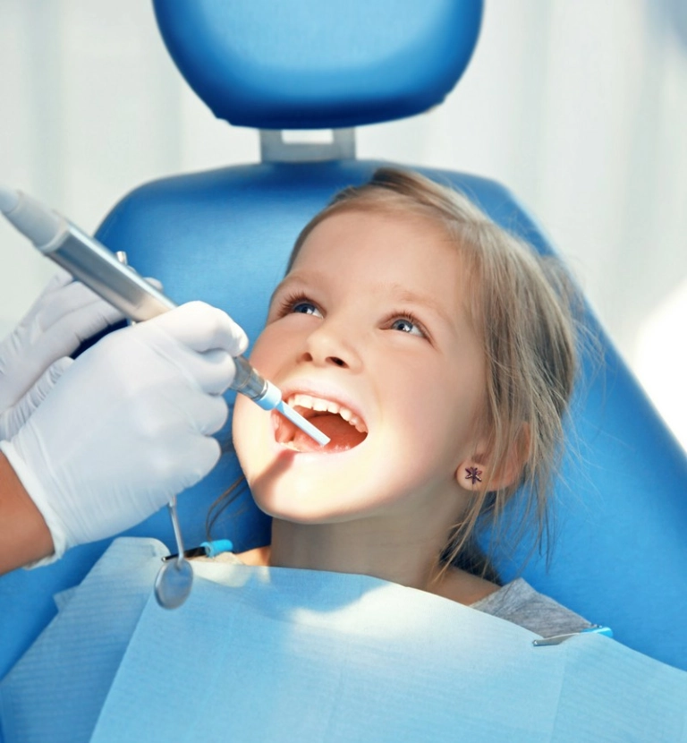 Uśmiechnięta dziewczynka