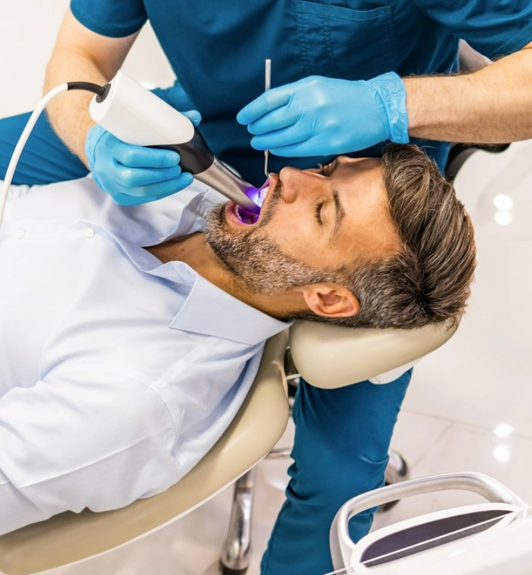 Mężczyzna leżący u&nbsp;dentysty